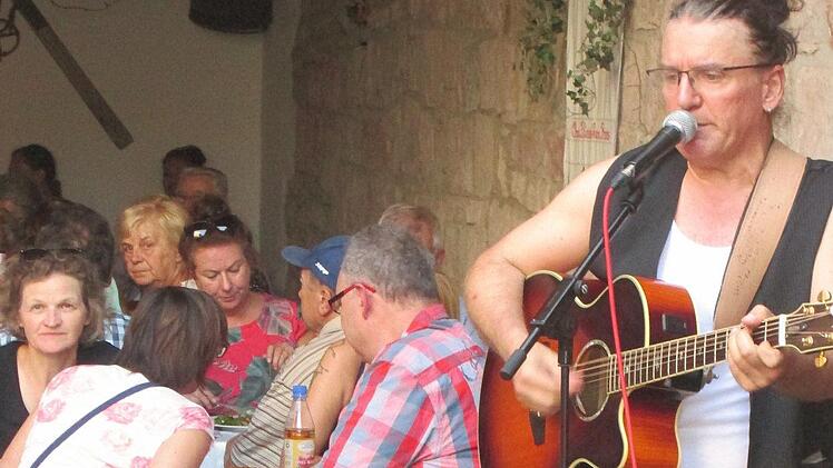 "George" Uebel intonierte im Brennereihof Fella Oldie Rock- und Popsongs. Winfried Ehling