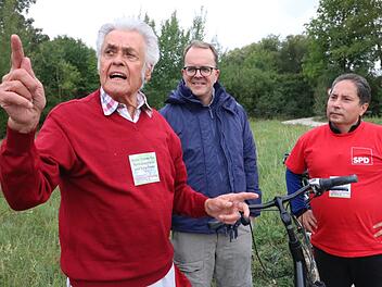 Heinrich Kattenbeck (linbks) erläutert die Pläne des Bundesverkehrsministeriums.  Josef Hofbauer