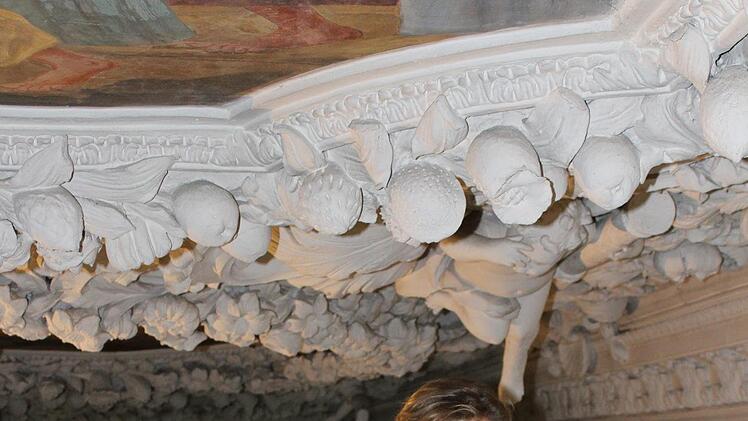 Ursula Huber dokumentiert sorgfältig, über welchen Stellen der Stuckdecke sich Hohlräume befinden. Foto: Cindy Dötschel