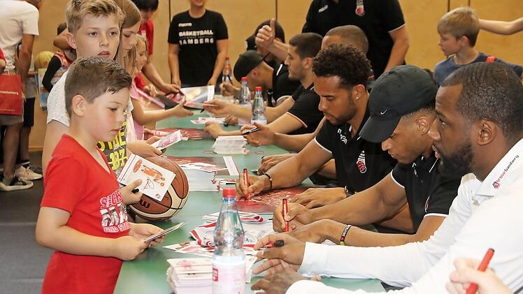 Sehr zur Freude der Fans gaben die Spieler Autogramme wie am Fließband. Fotos: Bertram Wagner
