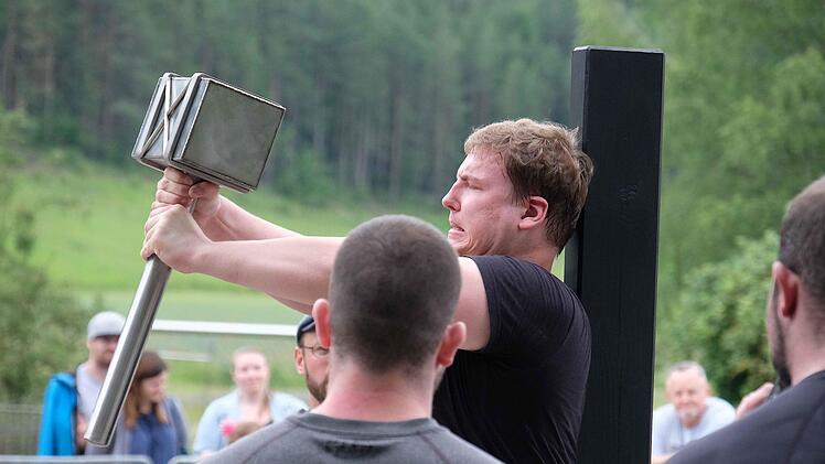 Thor´s Hammer: ein 15 Kilo schwerer Hammer muss möglichst lange am ausgestreckten Arm gehalten werden. Foto: Gerd Schaar