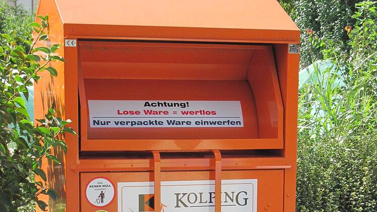 Die Kolpingsfamilie hat Kleidercontainer aufgestellt. Foto: Philipp Bauernschubert