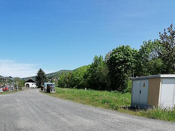 Noch ist das ehemalige Bahnhofsgelände eine unschöne Brachfläche, doch sollen in Zukunft auch hier Bauplätze durch die Gemeinde entstehen. Auch für diese neuen Flächen gilt  künftig eine Bauverpflichtung innerhalb von zwei Jahren nach dem Erwerb. Foto: Evelyn Schneider