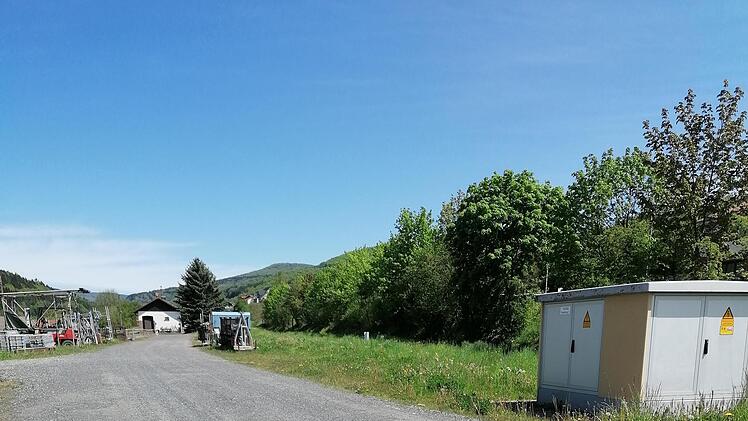 Noch ist das ehemalige Bahnhofsgelände eine unschöne Brachfläche, doch sollen in Zukunft auch hier Bauplätze durch die Gemeinde entstehen. Auch für diese neuen Flächen gilt  künftig eine Bauverpflichtung innerhalb von zwei Jahren nach dem Erwerb. Foto: Evelyn Schneider