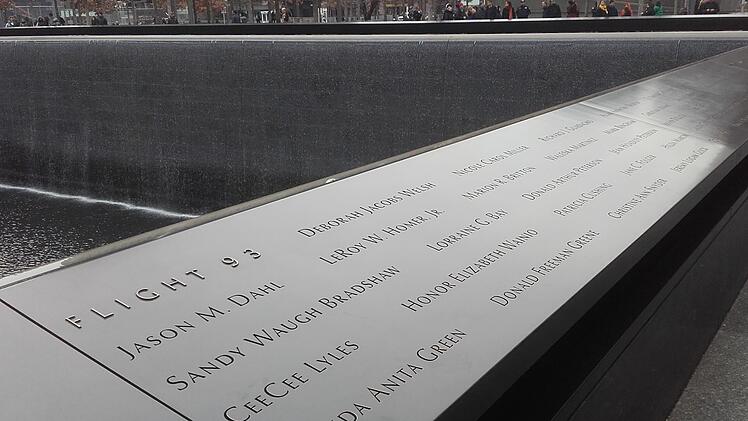 Alle Namen der Opfer von 9/11 - auch jene von Flug 93 -  sind eingestanzt in die metallene Einfassung des "National September 11 Memorial and Museum" am Ground Zero in New York.