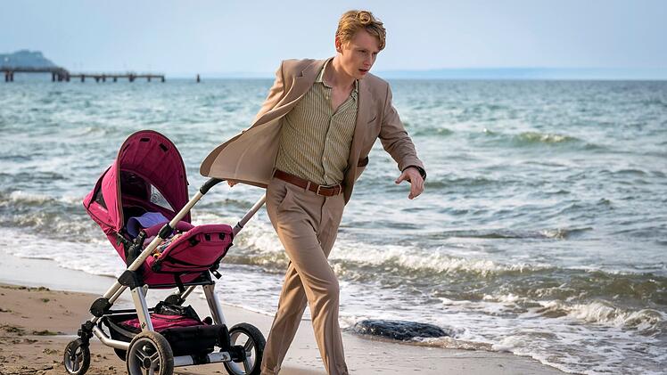 Kai (Lukas Zumbrock) ist unsicher: Soll er die Dozentenstelle in Berlin annehmen und dafür seine Familie verlassen?