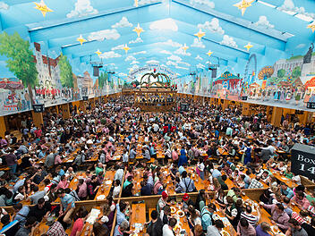 Wiesn 2026 er&ouml;ffnet: Erstes Bier-Opfer nach vier Stunden auf Trage