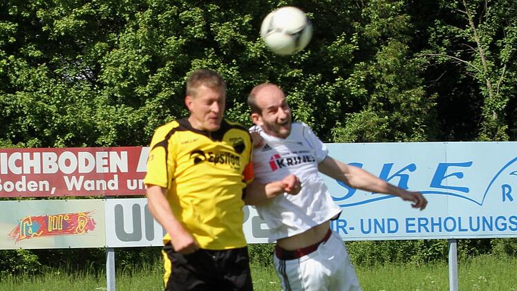 Packendes Kopfballduell zwischen dem Gästekapitän Andreas Scherbaum (links) und dem Sander Florian Gundelsheimer, der Sieger bleibt. Foto: Günther Geiling