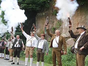 Böllerschützen signalisierten den Auftakt des Festzuges.Fotos. gerda Völk
