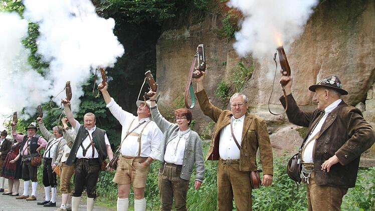 Böllerschützen signalisierten den Auftakt des Festzuges.Fotos. gerda Völk