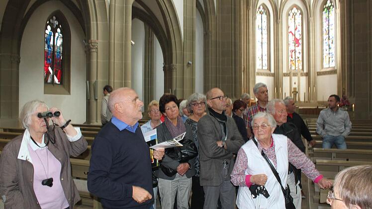 Peter Kaidel erklärte die Buntglasfenster in der Herz-Jesu-Kirche.