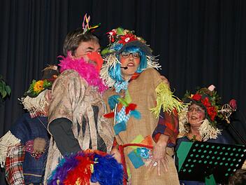 Jeder einzelne Stadtrat bekam in Eltmann sein Fett weg, manche bekamen aber auch Lobeshymnen, wie hier Josef Scheller (mit Elle Steinhäuser). Fotos: Sabine Weinbeer