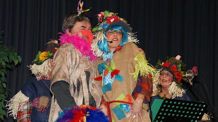 Jeder einzelne Stadtrat bekam in Eltmann sein Fett weg, manche bekamen aber auch Lobeshymnen, wie hier Josef Scheller (mit Elle Steinhäuser). Fotos: Sabine Weinbeer