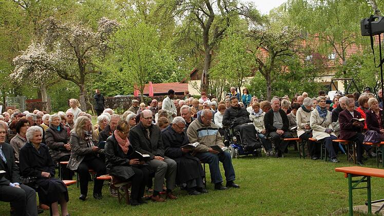 Blick in die Reihen der Gläubigen, die in großer Zahl am Jubiläumsgottesdienst teilnahmen.