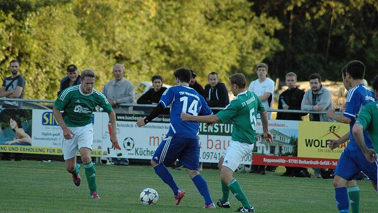 Szene aus dem Eröffnungsspiel zwischen dem SV Riedenberg (grünes Trikot) und dem TSV Münnerstadt (3:1). Foto: Sebastian Schmitt