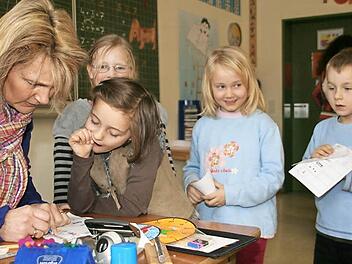 Vor zehn Jahren wurde an der Grundschule Mainleus die erste Ganztagsklasse gebildet. Birgit Schuller-Höhn (links) konnte 24 Jungen und Mädchen begrüßen. Für das neue Schuljahr haben sich zu wenig Kinder angemeldet. Foto: Jürgen Gärtner/Archiv