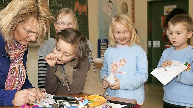 Vor zehn Jahren wurde an der Grundschule Mainleus die erste Ganztagsklasse gebildet. Birgit Schuller-Höhn (links) konnte 24 Jungen und Mädchen begrüßen. Für das neue Schuljahr haben sich zu wenig Kinder angemeldet. Foto: Jürgen Gärtner/Archiv