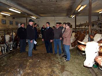 Landwirt Christian Dinkel (2. von links) machte deutlich, dass er seinen Nebenerwerbsbetrieb nicht umrüsten könne.  Foto: Andy Welz