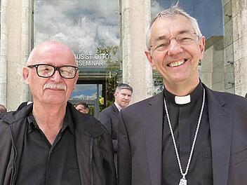 Konrad Körner mit Erzbischof Ludwig Schick beim Treffen der Urlaubermissionare im Bistumshaus St. Otto. Foto: Marion Krüger-Hundrup