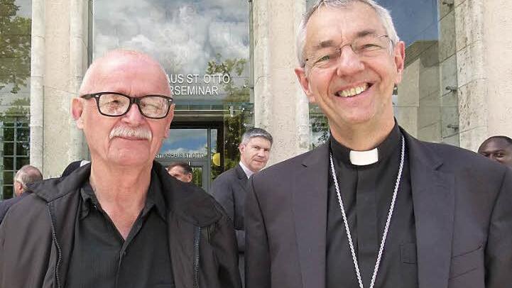Konrad Körner mit Erzbischof Ludwig Schick beim Treffen der Urlaubermissionare im Bistumshaus St. Otto. Foto: Marion Krüger-Hundrup
