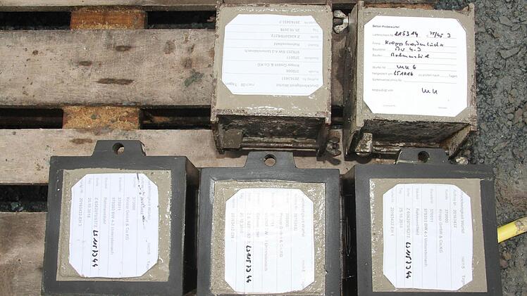 Die 15 Mal 15 Zentimeter großen Betonwürfel werden nach dem Aushärten einer Belastungsprobe unterzogen. Foto: Sonny Adam