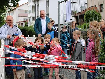 Die Kinder mussten sich erst durch Absperrband kämpfen, bevor sie ihren neuen Spielplatz in Beschlag nehmen konnten. Thomas Malz