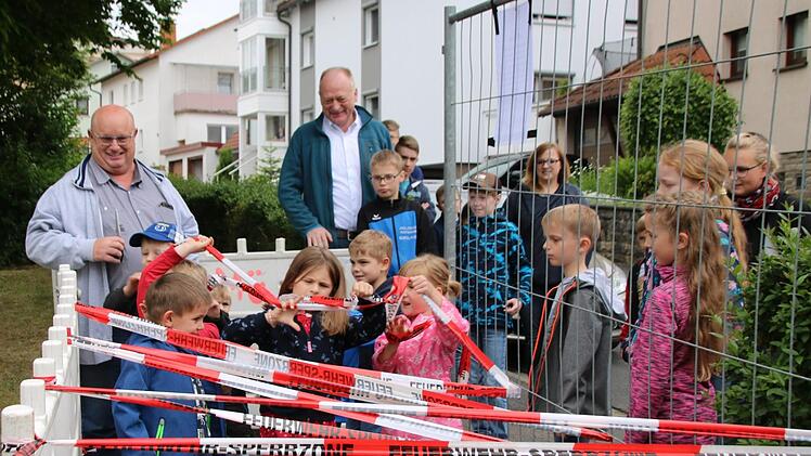 Die Kinder mussten sich erst durch Absperrband kämpfen, bevor sie ihren neuen Spielplatz in Beschlag nehmen konnten. Thomas Malz