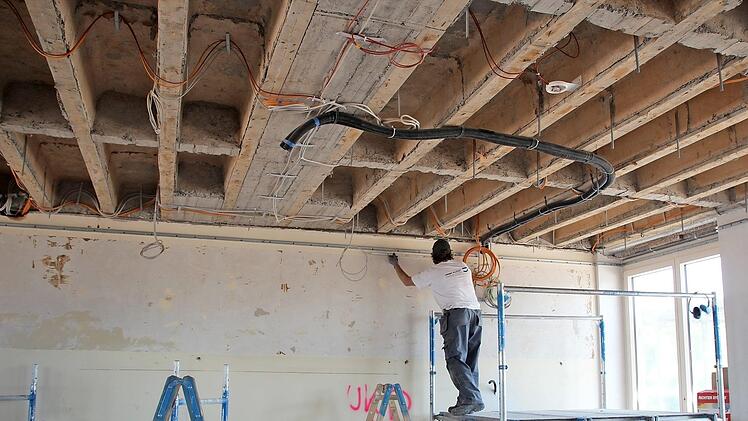 Aktuell werden die Vorarbeiten erledigt, um die Decke abzuhängen.  Fotos: Johannes Schlereth