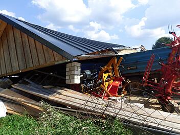 Die 30 Meter lange landwirtschaftliche Maschinenhalle des Aussiedlerhofs in Weiher bei Kirchahorn ist eingestürzt. Foto: Thomas Weichert