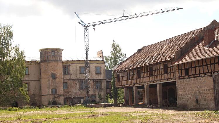 Innenansicht des bei einem Brand schwer beschädigten Schloss: Ein integriertes städtebauliches Entwicklungskonzept soll klären, was mit dem Areal geschehen kann. Der Gemeinderat sprach sich für eine solche Untersuchung aus.