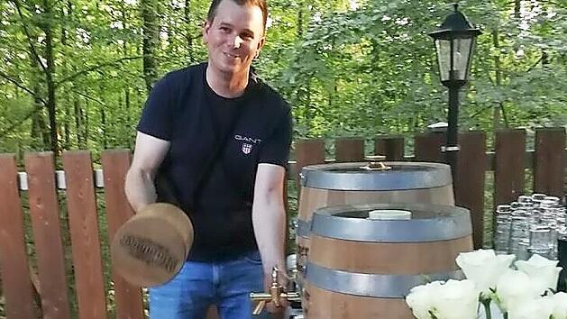 10. September 2021: Steffen Ramer zapft sein Geburtstags-Fässchen an. Der Ex-Geschäftsführer des HSC 2000 Coburg feierte seinen 30. Geburtstag von 2020 nach.