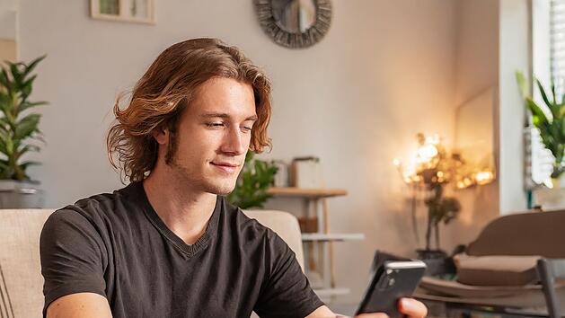Mann ist am Handy, Smartphone, Android, Änderung, Update, WhatsApp