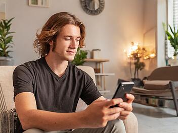 Mann ist am Handy, Smartphone, Android, Änderung, Update, WhatsApp