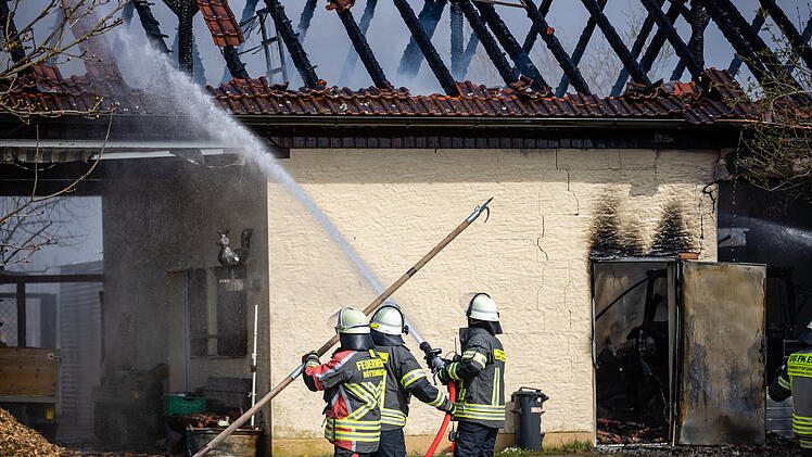 &Uuml;ber 80 Einsatzkr&auml;fte bei Gro&szlig;brand einer Feldscheune: Rettungswagen f&auml;hrt sich auf Weg zum Einsatz fest