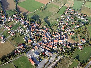 Auf den freien Flächen im Norden, im Westen und im Südosten   von Gunzendorf ist ein neues Baugebiet denkbar. Luftbild: Ronald Rinklef