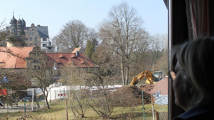 Brigitte Raatsie sieht direkt auf den Betonklotz, wenn sie aus ihre Fenster in Wernstein blickt. "Das ist unmöglich", findet sie.