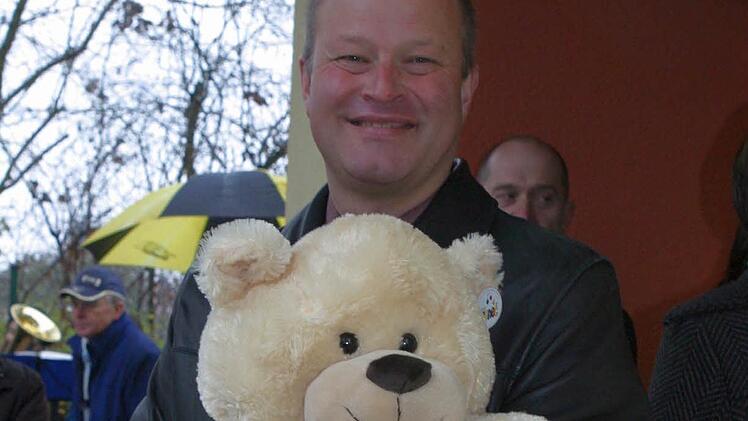 Matthias Hain mit dem Teddy, den Landrat Michael Busch dem sanierten Heilgersdorfer Kindergarten zur Eröffnung schenkte. Hain verlässt im Sommer die Gemeinde Heilgersdorf. Foto: Bettina Knauth