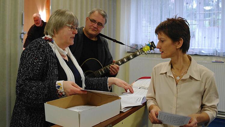 Gerd Kirchner (2.v.l.) genießt es, dass so viele Hände für den ökumenischen Gedanken mithelfen. Er ist erstmals bei den Vorbereitungen für die Sternsingeraktion dabei. Hinten Jürgen Müller, vorne Elli Lummel-Müller, rechts Religionspädagogin Kirsten Zinn. Foto: Stephanie Elm