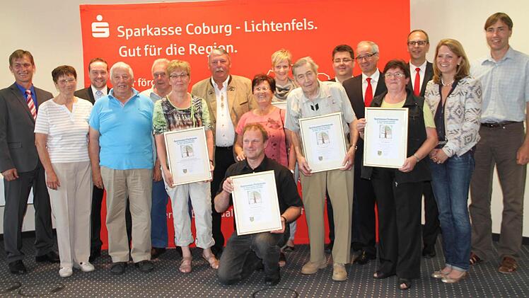 Die Preisträger und Jurymitgliedern. Die Preise überreichten Sparkassendirektor Roland Vogel und Landrat Christian Meißner