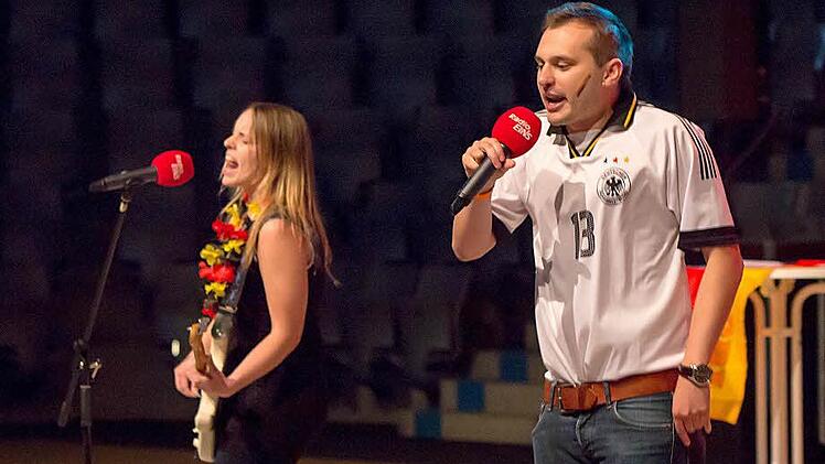 Kerstin Meier und Marius Dabrowski präsentierten ihren WM-Song "Einfach nur Kicken".