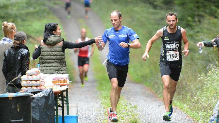 Gewann den Halbmarathon in Rannungen: Marcus Enders (links) vom SV Frankenheim. Fotos: ssp