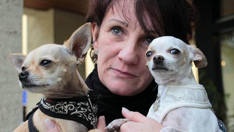 Ladeninhaberin Petra Brosig mit ihren beiden Hunden Tinki und Carlos. Foto: Christian Bauriedel