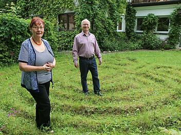 Wiltrud und Weking Weltzer im Labyrinth vor Haus Feldweg in Bammersdorf. Foto: Barbara Herbst