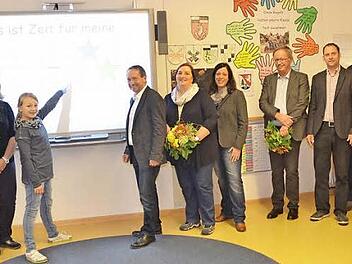 Leni zeigt, was die digitale Tafel kann (v. l.): Annegret Hümmrich, Carola Glaser, Leni, Norbert Gräbner, Susann Bergmann, Sabine Fischer, Reinhard Ultsch, André Kestel, Clemens Kaufmann, Karin Hader Foto: Hofmann