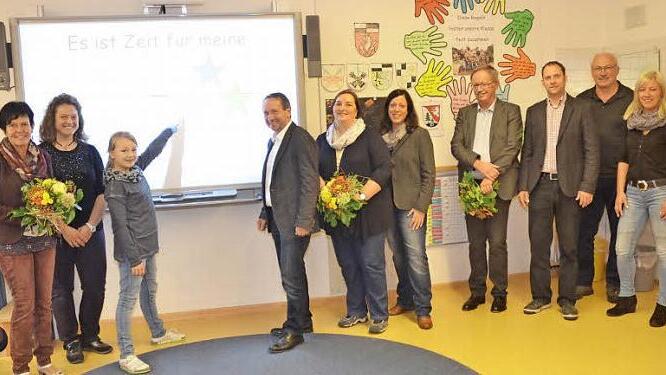 Leni zeigt, was die digitale Tafel kann (v. l.): Annegret Hümmrich, Carola Glaser, Leni, Norbert Gräbner, Susann Bergmann, Sabine Fischer, Reinhard Ultsch, André Kestel, Clemens Kaufmann, Karin Hader Foto: Hofmann