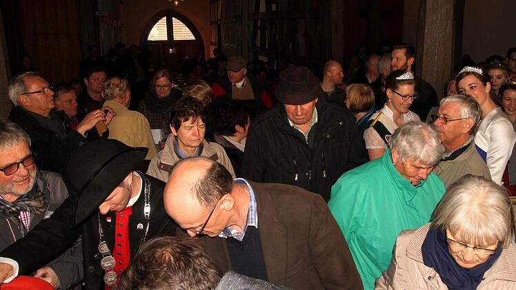 Auch in der Rathaushalle herrschte großer Andrang. Foto: Günther Geiling