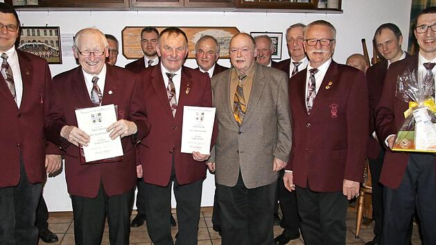 Ehrung beim "Liederkranz Fechheim" (von links): Frank Schneider, Gerhard Heymann, Hans-Dieter Bauer, Gruppenvorsitzender G&uuml;nter Georg, Vorsitzender Gerhard Baudler und Chorleiter Ralf Fischer Foto: privat