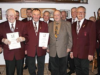 Ehrung beim "Liederkranz Fechheim" (von links): Frank Schneider, Gerhard Heymann, Hans-Dieter Bauer, Gruppenvorsitzender Günter Georg, Vorsitzender Gerhard Baudler und Chorleiter Ralf Fischer Foto: privat