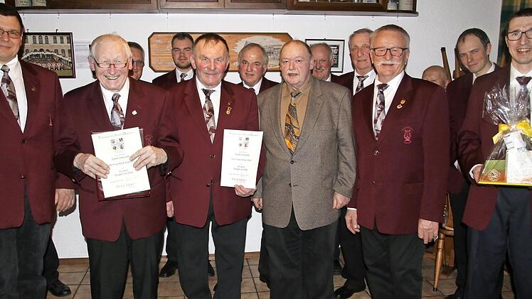 Ehrung beim "Liederkranz Fechheim" (von links): Frank Schneider, Gerhard Heymann, Hans-Dieter Bauer, Gruppenvorsitzender Günter Georg, Vorsitzender Gerhard Baudler und Chorleiter Ralf Fischer Foto: privat