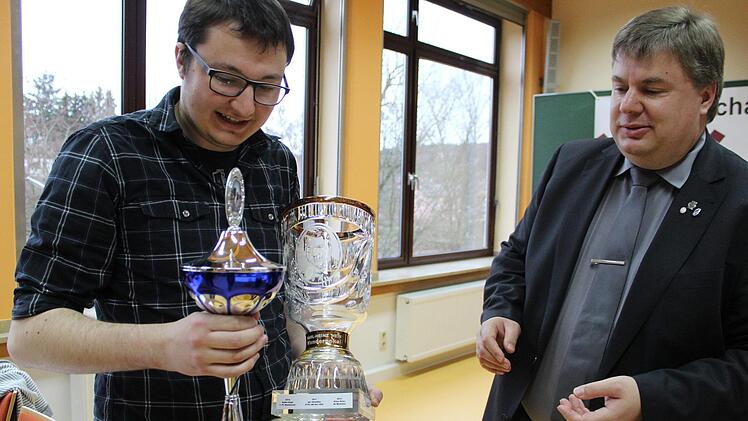 Aus den Händen von Schiedsrichter Ingo Thorn nahm der 22-jährige neue oberfränkische Schachmeister Johannes Pfadenhauer Pokale und Auszeichnungen entgegen. Fotos: Markus Häggberg